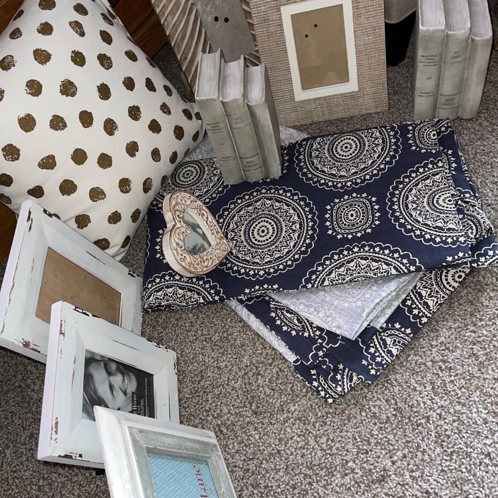 Decor - Picture 3 of 4